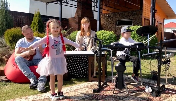 Семья с детьми перепела 