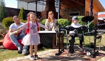 Родина з дітьми переспівала 