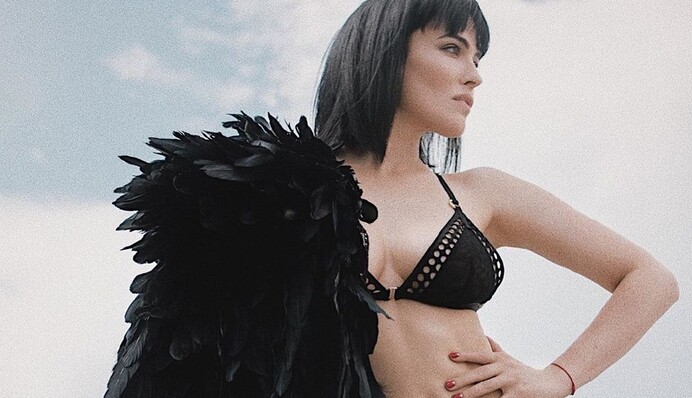 Даша Астафьева снялась топлесс в горячей 