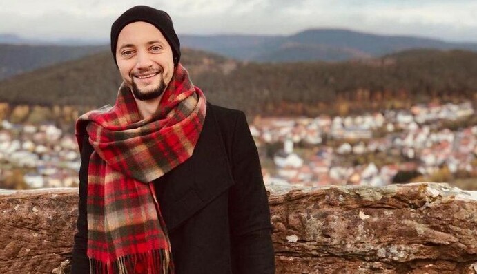 У жены обнаружили опухоль: популярный певец 2000-х впервые рассказал, почему оставил сцену