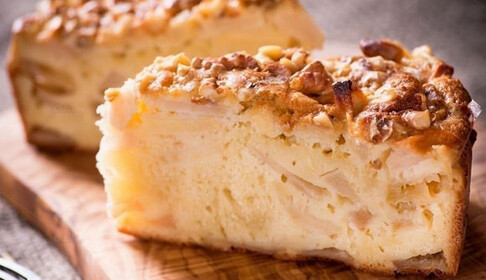 Готуємо вдома ледачу яблучну шарлотку: простий рецепт десерту на всі випадки життя