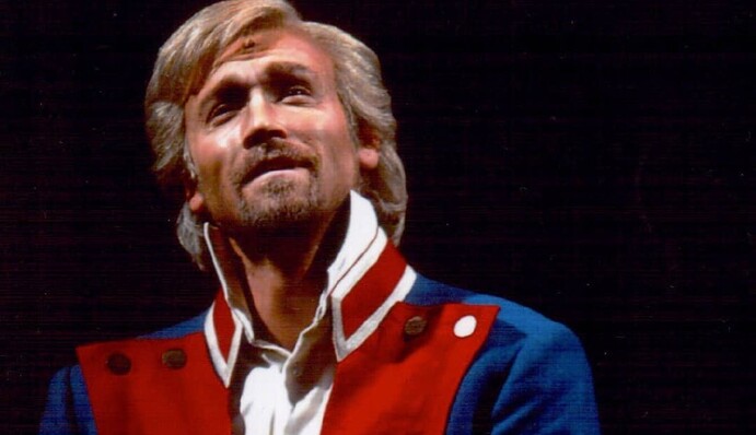 Справжній принц: фанатки не впізнали Олега Винника на архівних фото