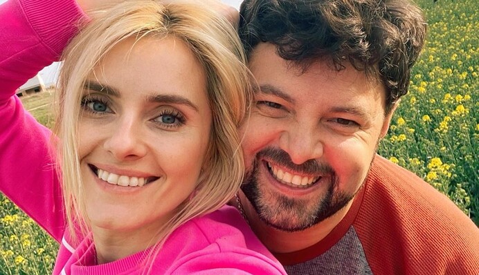 Освоила новую профессию: Ирина Федишин на карантине подстригла мужа