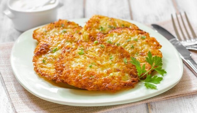 Готуємо вдома смачні деруни з грибами і сиром: простий рецепт і варіанти заправки