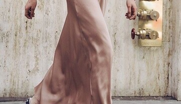 Як поєднувати непоєднуване: 7 спірних образів на літо зі спідницею до полу