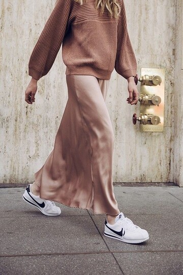 Як поєднувати непоєднуване: 7 спірних образів на літо зі спідницею до полу