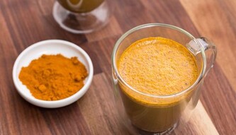 Всі говорять про користь чаю з куркумою, але ось чому його не можна пити щодня