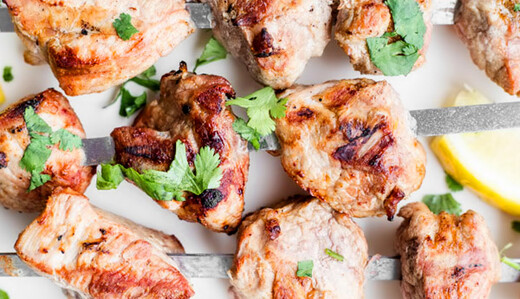 Проводимо травневі свята вдома: як приготувати смачний шашлик в духовці за годину