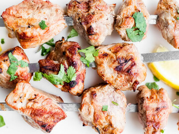 Проводимо травневі свята вдома: як приготувати смачний шашлик в духовці за годину