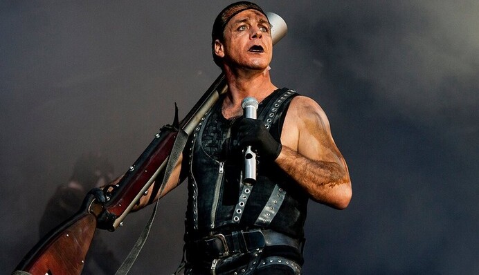 Тилль Линдеманн показался фанам в образе Иисуса. К подобным выходкам музыканта им не привыкать