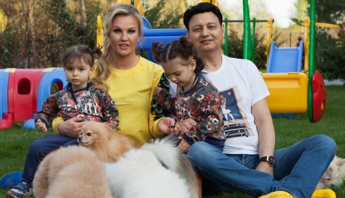 З лопатою і в масці: співачка Камалія перетворила акуратний газон в город