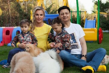 С лопатой и в маске: певица Камалия превратила аккуратный газон в огород