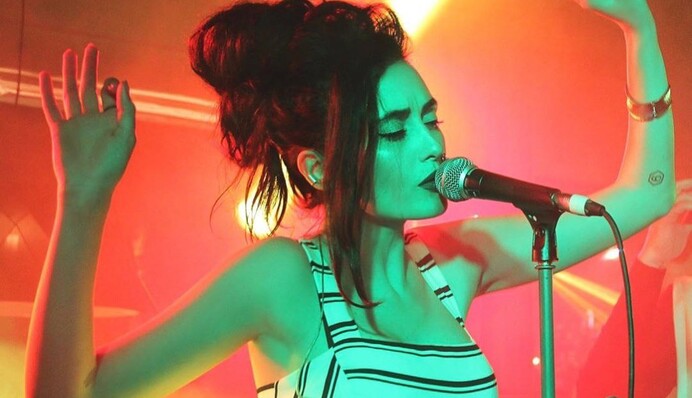 Алина Паш выпустила трогательную песню с 13-летней девочкой, прикованной к инвалидной коляске