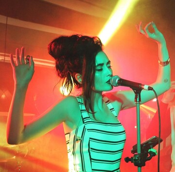 Аліна Паш випустила зворушливу пісню з 13-річною дівчинкою, прикутою до інвалідного візка