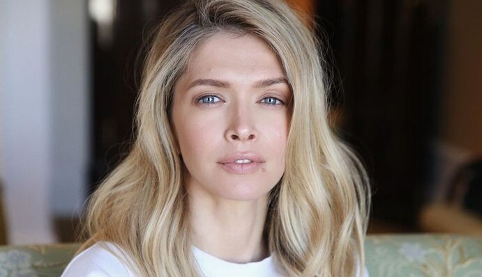 Вера Брежнева показала видео своих домашних развлечений с мужем и дочерью