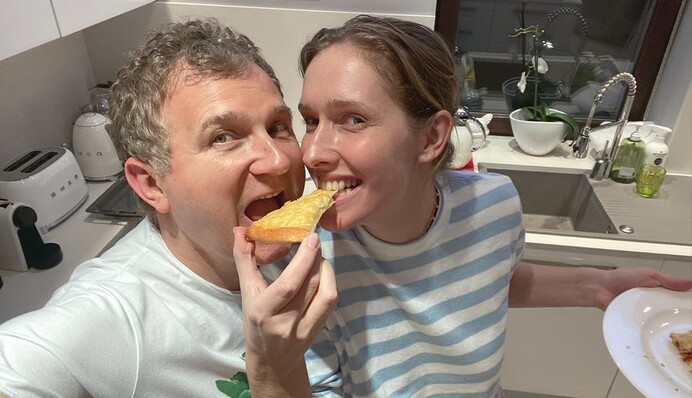 Горбунов показал Осадчую в домашней обстановке и похвастался ее кулинарными талантами: фото