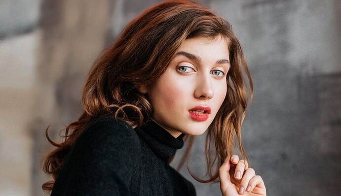 Jerry Heil показала фрагмент песни, которую написала с фанами в прямом эфире