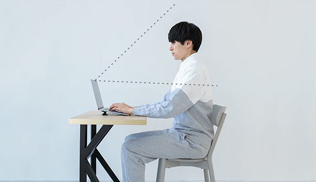 Японці втомилися переодягатися заради важливих відеодзвінків і придумали унікальний костюм для роботи на карантині