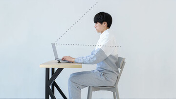 Японці втомилися переодягатися заради важливих відеодзвінків і придумали унікальний костюм для роботи на карантині