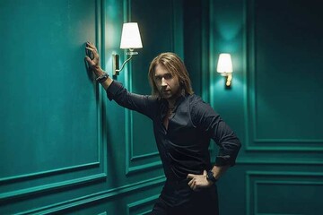 Олег Винник у новому кліпі бродить лабіринтом. Ні, він не Мінотавр, швидше шалено закоханий вовк