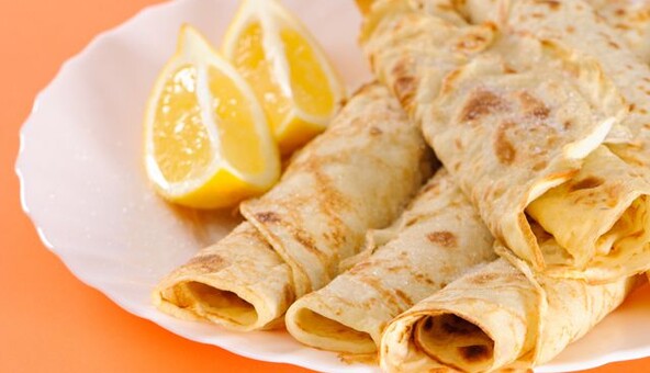 Готуємо на сніданок ароматні французькі млинці з лимоном: рецепт і секрети місцевої кухні