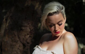 Вагітна Кеті Перрі знялася повністю оголеною в новому кліпі: відео