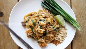 Готуємо вдома пікантну тайську локшину з куркою: детальний рецепт з фото