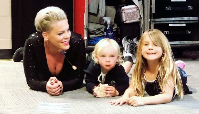 Співачка Пінк розповіла про важку алергію у маленького сина, який ледь оговтався від коронавірусу