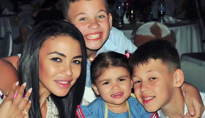 Выходит в трезвый мир благодаря капельницам: бывшая жена рэпера Сереги рассказала о его зависимости