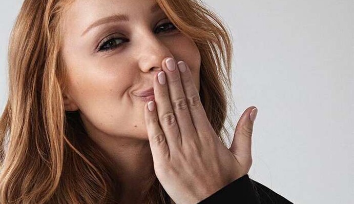 У піджаку на голе тіло: Тіна Кароль показала кадри з ефектної фотосесії