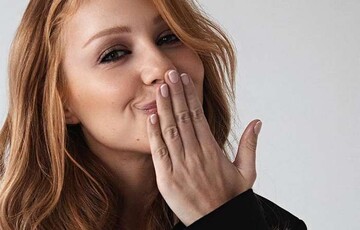 У піджаку на голе тіло: Тіна Кароль показала кадри з ефектної фотосесії