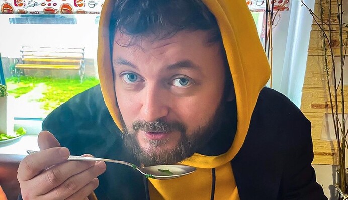 Dzidzio показал родной дом, где родился и начал петь