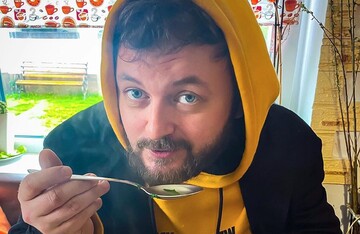 Dzidzio показав рідний дім, де народився і почав співати