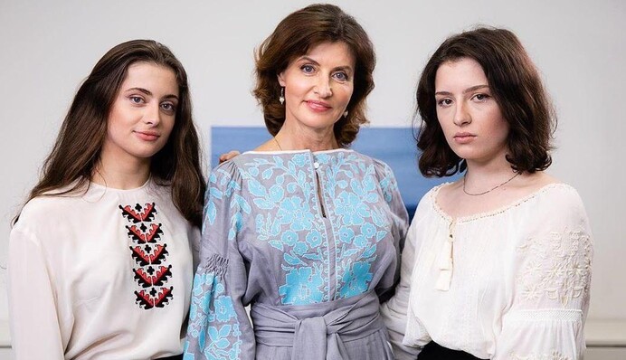 Петро Порошенко в День вишиванки показав фото дружини з дорослими дочками