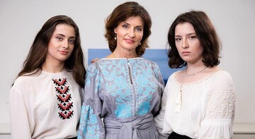 Петро Порошенко в День вишиванки показав фото дружини з дорослими дочками