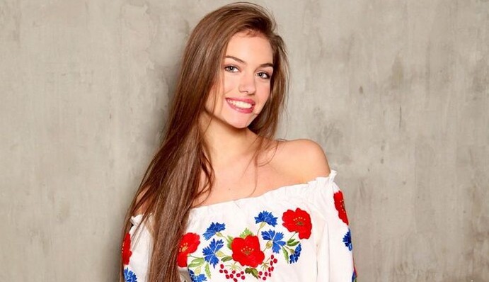 Жена Дмитрия Комарова показала свою первую вышиванку - на фото модели 17 лет