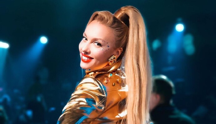 Оля Полякова рассказала, как ей пытались сорвать концерт из-за кокошника и песен на русском