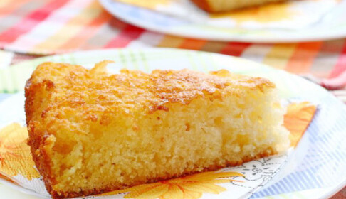 Готуємо вдома ароматний пиріг манник: рецепт і поради