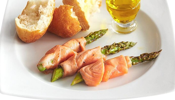 Готовим дома спаржу, запеченную с лососем: простой рецепт ужина, перед которым не устоять