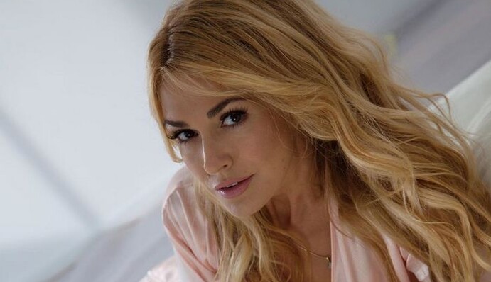 53-летняя Ольга Сумская устроила соблазнительную фотосессию в шелковом белье