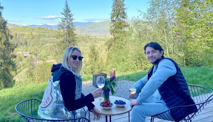 Вокруг ни души: Сергей Притула с женой и детьми наслаждаются отдыхом в Карпатах