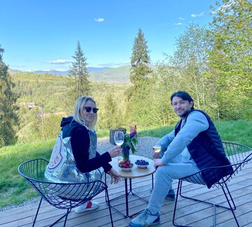 Навколо ні душі: Сергій Притула з дружиною та дітьми насолоджуються відпочинком в Карпатах