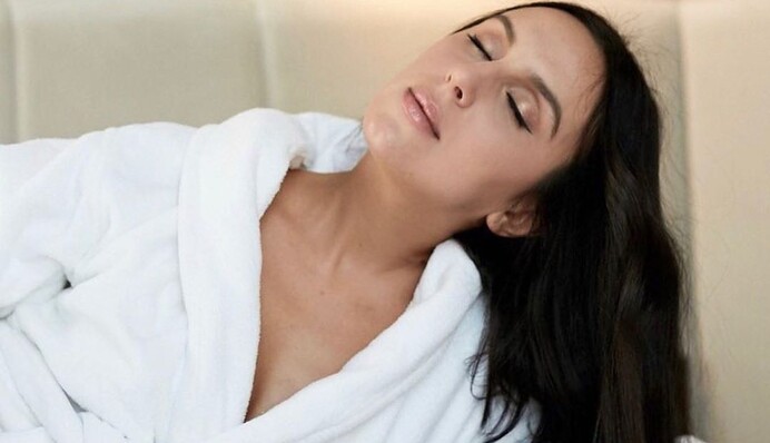Спокуслива Джамала в білосніжному халаті розповіла про постільні звички