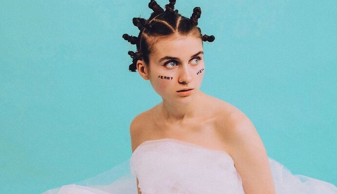 Jerry Heil спела о любовном треугольнике, где третья - его мама: слушаем трек 