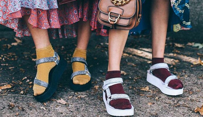 Як вибрати босоніжки на літо і з чим носити їх точно не варто: 10 спірних луків сезону
