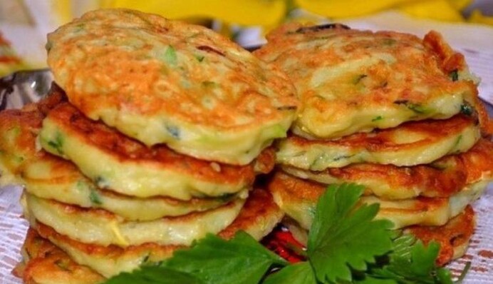 Готуємо ситні оладки з кабачків з сиром: корисний рецепт на сніданок
