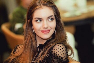 Дружина Дмитра Комарова в обтягуючому міні похвалилася витонченою фігурою: фото