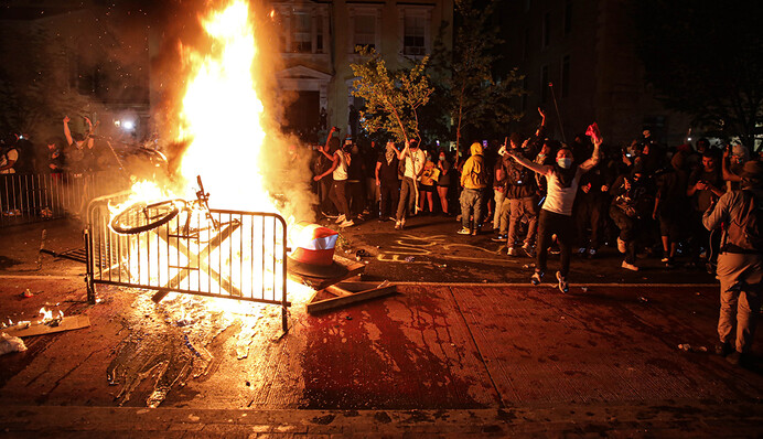 Штаты в огне: почему Трамп не может потушить 