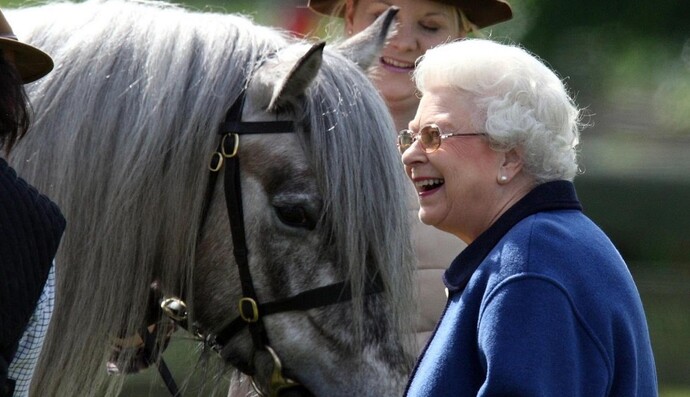 Молода душой: фото 94-летней королевы Елизаветы на лошади восхитили сеть