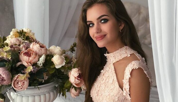 Жена Дмитрия Комарова примерила роскошное белое платье для съемки социального проекта: фото